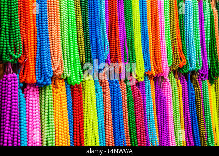 Touristische Souvenirs im Souk Khan el-Khalili in Kairo. Stockfoto