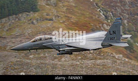 USAF F-15E Strike Eagle fliegen niedrig in Wales Stockfoto