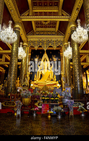 Thais beten Buddha Statue Name Phra Phuttha Chinnarat im Wat Phra Sri Rattana Mahathat am 28. August 2015 in Phitsanulo Stockfoto