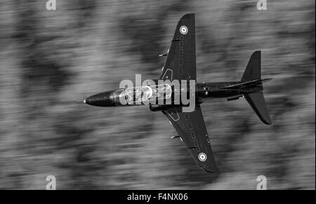 RAF Hawk T1 Flugzeug niedrig fliegen in Wales Stockfoto