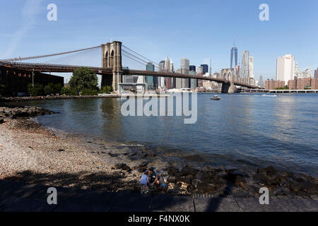 Die Brooklyn Bridge, Blick nach Westen in Richtung lower Manhattan Stockfoto