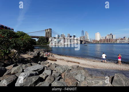 Die Brooklyn Bridge, Blick nach Westen in Richtung lower Manhattan Stockfoto