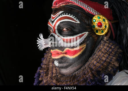 Eine katakali Künstler posiert mit dem kompletten den Charakter Shiva für die Play kiritam während des thriballor Tempel f Stockfoto