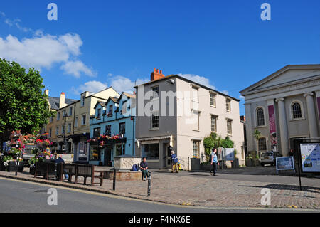 Ruhiger Sonntag im Bucky-Doo Square, Bridport, Dorset. Stockfoto