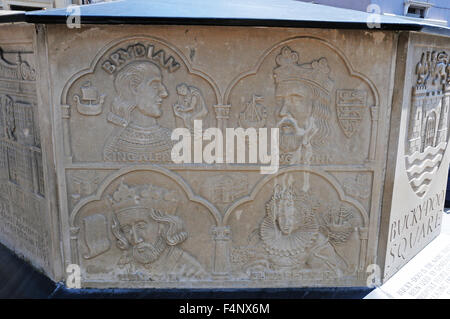 Einige der Schnitzereien auf dem Sitz in Bucky-Doo Square, Bridport, Dorset. Stockfoto