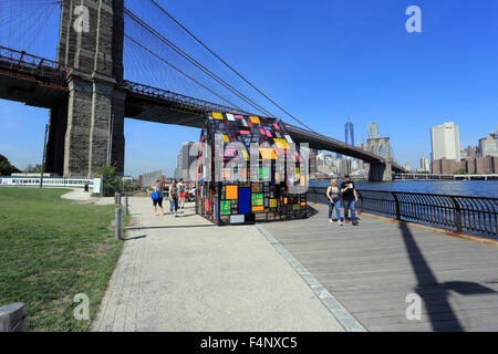 Ansicht des unteren Manhattan Skyline aus Brooklyn Bridge Park New York City mit des Künstlers Tom Fruin Kolonihavehus Reisen plexigla Stockfoto