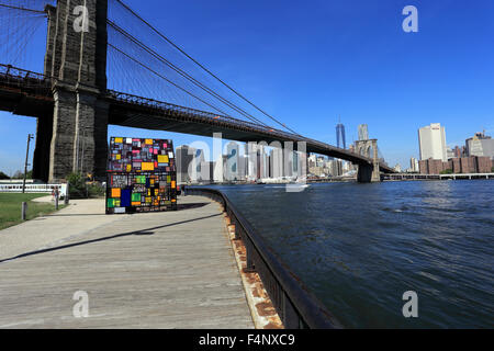 Die Brooklyn Bridge, Blick nach Westen in Richtung untere Manhattan New York City Stockfoto