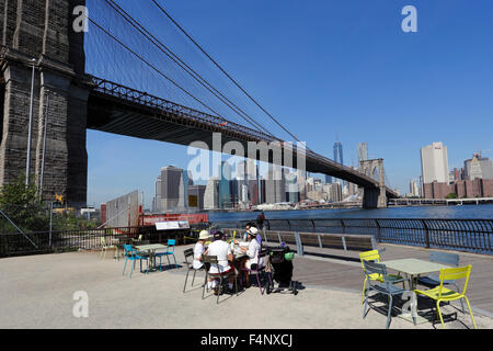 Die Brooklyn Bridge, Blick nach Westen in Richtung untere Manhattan New York City Stockfoto