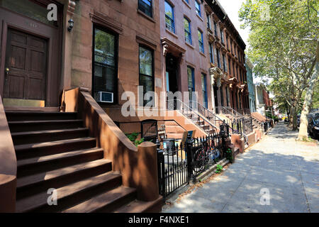 Brownstone Wohnungen aus Lafayette Avenue im Abschnitt Fort Greene von Brooklyn New York City Stockfoto