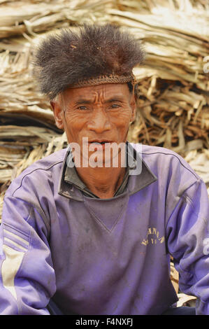 Nagaland, Indien - März 2012: Mann mit traditionellen Hut in Nagaland, abgelegenen Region von Indien. Redaktion Dokumentarfilm. Stockfoto