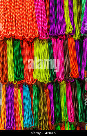 Saiten von Perlen im Souk Khan el-Khalili in Kairo. Stockfoto