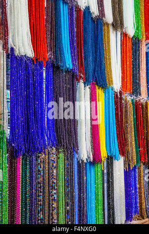 Saiten von glitzernden Perlen im Souk Khan el-Khalili in Kairo. Stockfoto