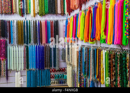 Saiten von Perlen im Souk Khan el-Khalili in Kairo. Stockfoto