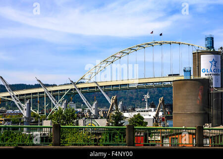 Die Fremont Brücke über den Willamette River in Portland, Oregon Stockfoto