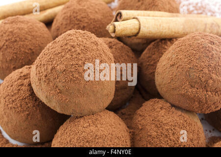 Schokoladen-Trüffel und Zimtstangen Stockfoto
