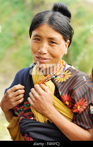 Nagaland, Indien - März 2012: Hübsche junge Frau in traditioneller Kleidung in Nagaland, abgelegenen Region von Indien. Redaktionelle Dokumentation Stockfoto