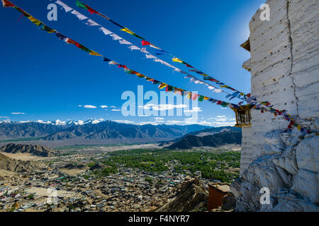 Das Kloster Namgyal Tsemo Gompa und tsemo fort, indem tibetean Gebetsfahnen umgeben, befindet sich hoch über der Altstadt zu Stockfoto
