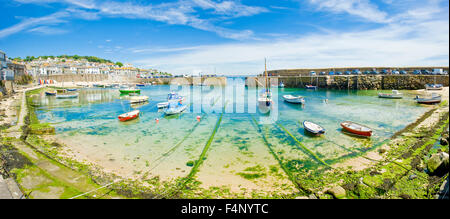 2 Bild Stich Panoramablick auf den Hafen am Fischerhafen und Dorf Mousehole in Cornwall. Stockfoto