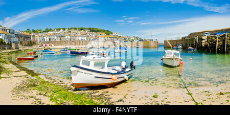 2 Bild Stich Panoramablick auf den Hafen am Fischerhafen und Dorf Mousehole in Cornwall. Stockfoto