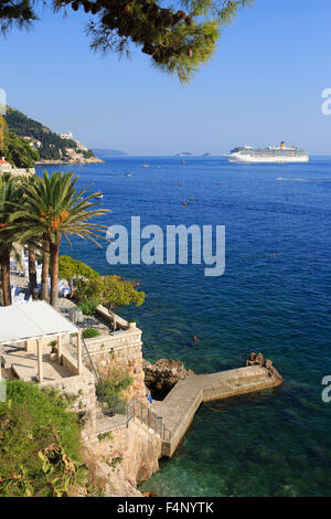 Das italienische Kreuzfahrtschiff Costa Mediterranea zum Anker in der Bucht von Dubrovnik, Kroatien Stockfoto