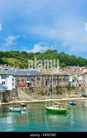 Ein Blick auf den Hafen in der idyllischen und malerischen Fischerhafen und Dorf Mousehole in Cornwall. Stockfoto