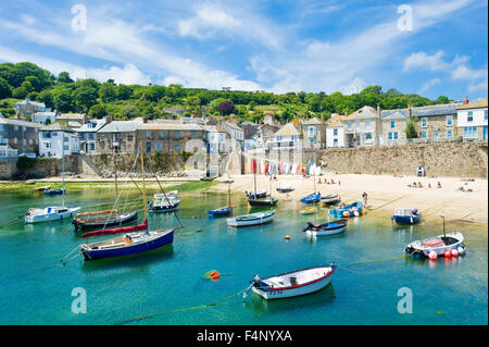 Ein Blick auf den Hafen in der idyllischen und malerischen Fischerhafen und Dorf Mousehole in Cornwall. Stockfoto