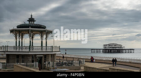 Geschichte von zwei Sehenswürdigkeiten: vor kurzem restauriert Brighton Musikpavillon im Vordergrund und das Skelett der West Pier in den Rücken Stockfoto