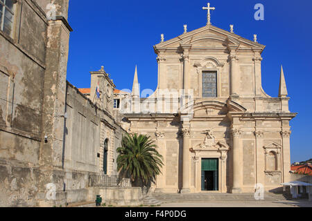 Haupteingang der Kirche des Heiligen Ignatius (1725 - Jesuit - Barock) in der Altstadt von Dubrovnik, Kroatien Stockfoto