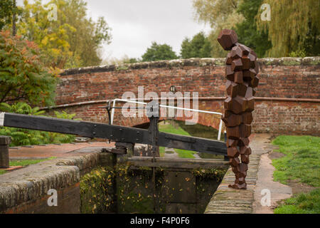 Antony Gormley-Statue auf dem Süd-upon-Avon-Kanal in Lowsonford, Warwickshire. Stockfoto