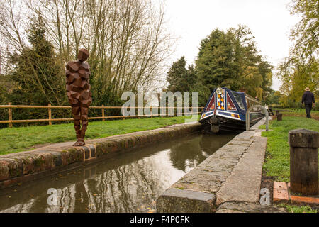 Antony Gormley-Statue auf dem Süd-upon-Avon-Kanal in Lowsonford, Warwickshire. Stockfoto