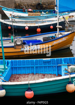 Angelboote/Fischerboote vertäut im Hafen von Beadnell Northumberland, England Stockfoto