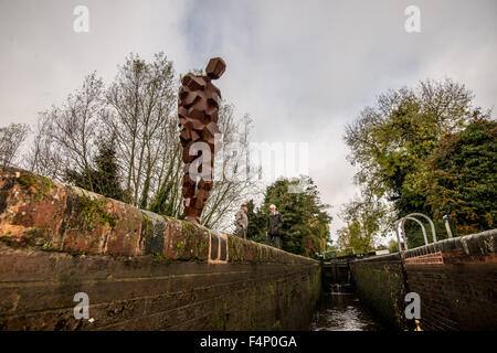 Antony Gormley-Statue auf dem Süd-upon-Avon-Kanal in Lowsonford, Warwickshire. Stockfoto