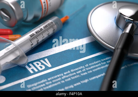 HBV - medizinisches Konzept mit verschwommenen Text, Stethoskop, Pillen und Spritze auf blauem Hintergrund. Selektiven Fokus. Stockfoto