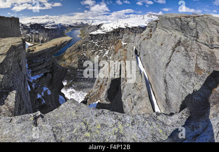 Malerische Aussicht auf Trolltunga Rock und den umliegenden Bergen in Norwegen Stockfoto