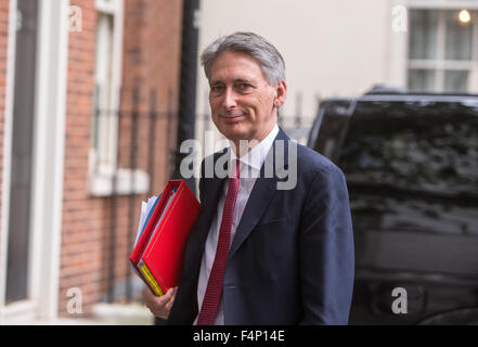 Philip Hammond, Staatssekretär für auswärtige und Commonwealth-Angelegenheiten, lässt Nummer 10 Downing Street nach einer Kabinettssitzung Stockfoto