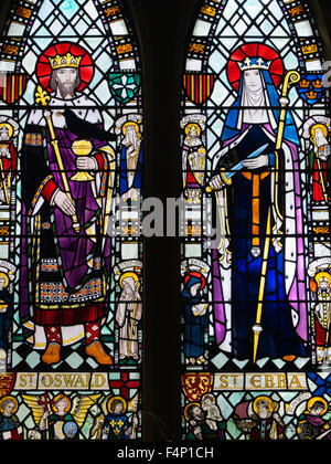 St. Oswald und St. Ebba Glasmalerei Fensterdetail in St Ebbas Kirche in England Beadnell Northumberland Stockfoto