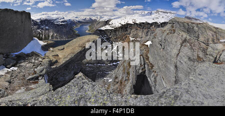 Malerische Aussicht auf Trolltunga Rock und den umliegenden Bergen in Norwegen Stockfoto