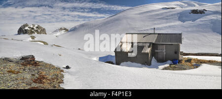 Malerische Panorama der schneebedeckten Landschaft in der Nähe von Trolltunga in Norwegen Stockfoto