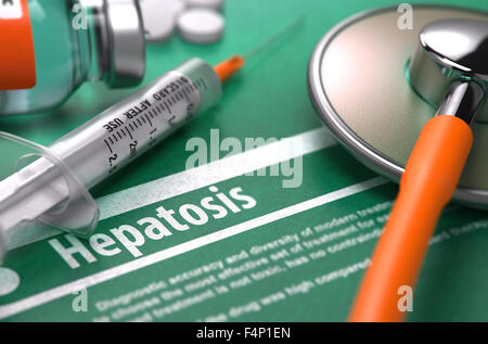 Diagnose - Hepatosis. Medizinisches Konzept auf grünem Hintergrund mit verschwommenen Text und Komposition von Pillen, Spritzen und Stethoskop. Stockfoto