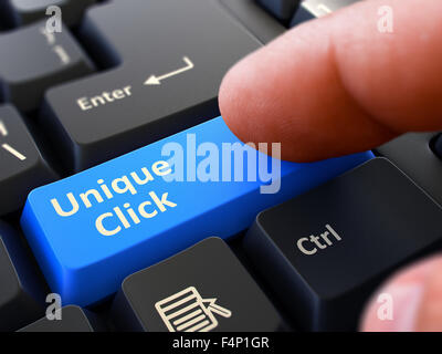 Finger drückt blaue Person klicken Sie auf schwarzen Tastatur Hintergrund. Detailansicht. Selektiven Fokus. Stockfoto
