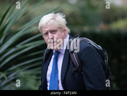 Boris Johnson kommt in der Downing Street, eine Kabinettssitzung zu besuchen Stockfoto