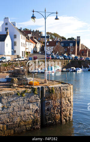 Morgenlicht auf den Hafen in dem kleinen Fischerdorf Dorf Crail in der East Neuk of Fife, Schottland, Vereinigtes Königreich Stockfoto