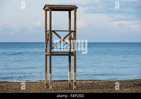 Einsame Rettungsschwimmer-Turm im Winter an der Toskana Küste Stockfoto