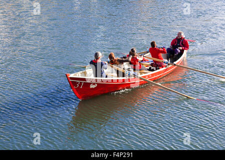 Crail Rowing Club in ihren Küsten Skiff Partan vom Hafen in dem kleinen Fischerdorf Dorf Crail, Fife, Schottland, Vereinigtes Königreich Stockfoto