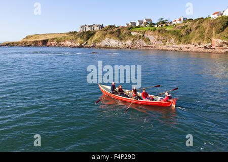 Crail Rowing Club in ihren Küsten Skiff Partan vom Hafen in dem kleinen Fischerdorf Dorf Crail, Fife, Schottland, Vereinigtes Königreich Stockfoto