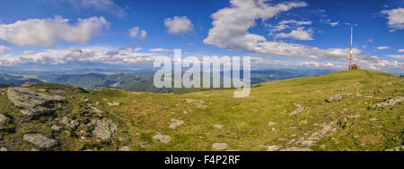 Panoramablick auf Funkturm auf Kralova Hola Berg in Niedere Tatra Stockfoto