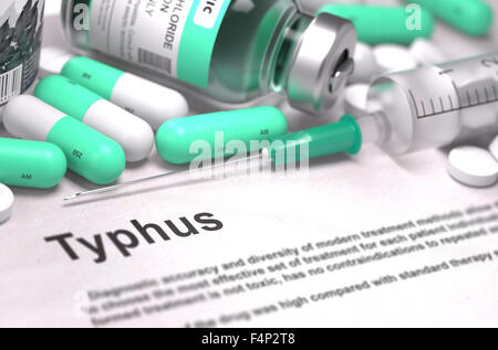 Diagnose - Typhus. Medizinisches Konzept mit leichten grünen Pillen, Spritzen und Spritze. Selektiven Fokus. Der Hintergrund jedoch unscharf. Stockfoto
