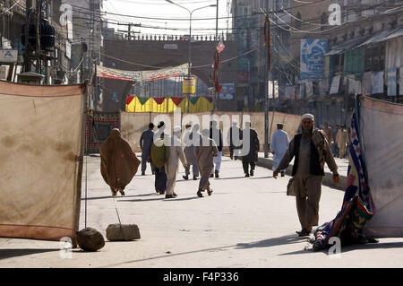 Pakistan. 21. Oktober 2015. Fußgänger passieren in der Nähe einer Straße, die mit Hilfe der Zelte geschlossen ist, da Sicherheit in der Stadt während der schiitischen Prozession des 7. angezogen ist Muharram-Ul-Haram, am Khyber Bazar Bereich in Peshawar auf Mittwoch, 21. Oktober 2015. Bildnachweis: Asianet-Pakistan/Alamy Live-Nachrichten Stockfoto