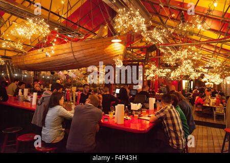 Boston Bar; lebhafter Abend im Barking Crab Seafood Restaurant and Bar, Boston, Massachusetts, USA Stockfoto