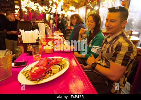 Die Menschen essen, Hummer essen, die Barking Crab Restaurant, Boston Massachusetts New England, USA Stockfoto